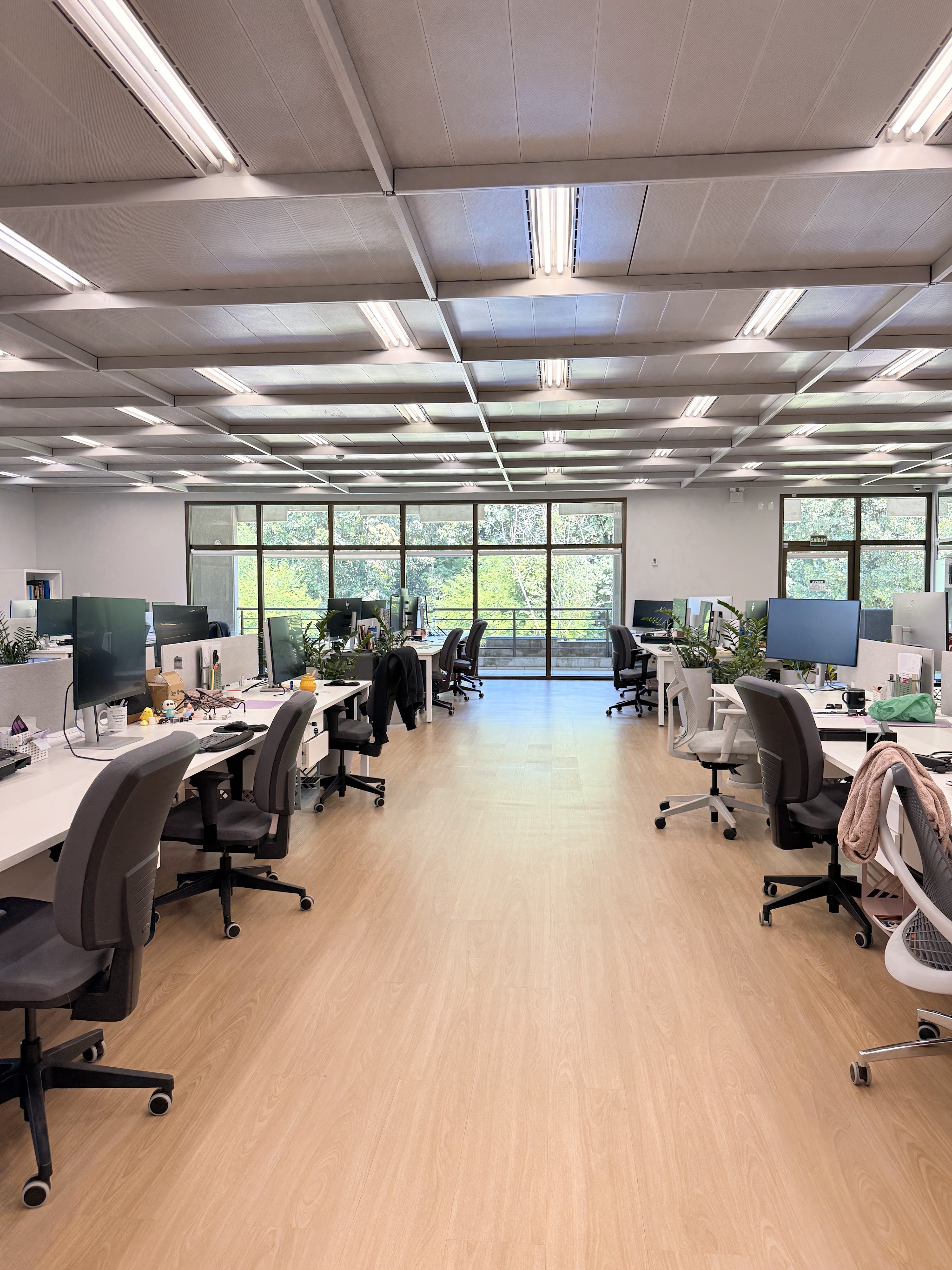 Forro corporativo metálico com luminárias embutidas em escritório